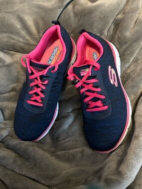 Skechers Womens Like New Navy & Pink Lite Weight Air Cooled Memory Foam Shoe, 10